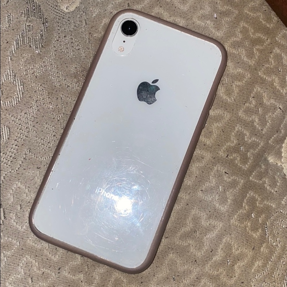 iPhone XR ( white ) Comes with case & iPhone box . - Picture 4 of 4